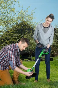 zdjęcia reklamowe podkaszarki w plenerze plenerowa sesja reklamowa kosa